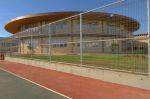 גדר טניס ומבנה לימוד
